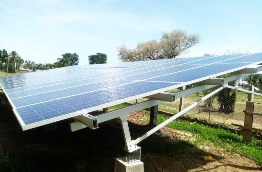 Champ de panneaux photovoltaïques installés au sol sur structure métallique